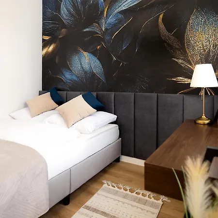 Апартаменти And Blue Haven *